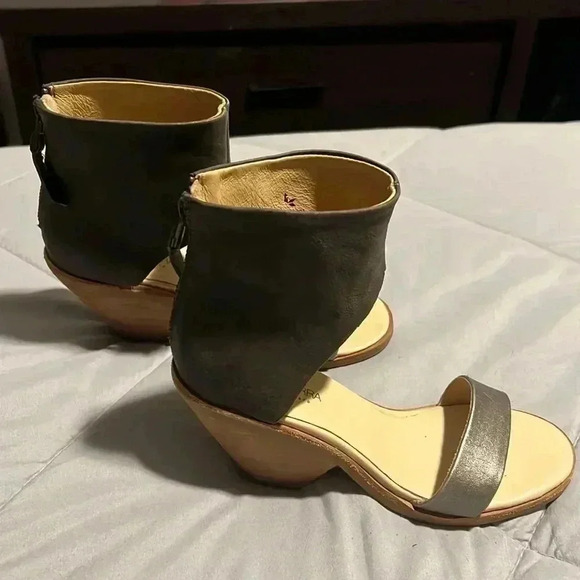 Kookaburra heals - Picture 1 of 5